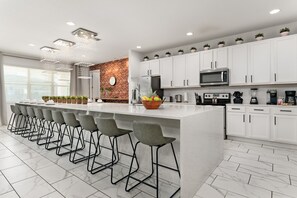 Fridge, microwave, oven, stovetop - UNIQUE MASTERPIECE|15 Suites|Sleeps 30 (Kissimmee)