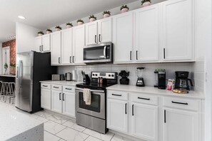 Fridge, microwave, oven, stovetop - UNIQUE MASTERPIECE|15 Suites|Sleeps 30 (Kissimmee)