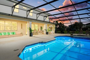 A heated pool - UNIQUE MASTERPIECE|15 Suites|Sleeps 30 (Kissimmee)