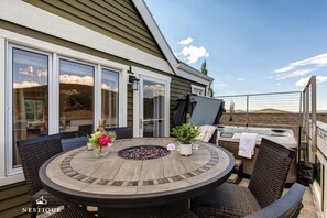 Outdoor dining - Snowbu at Woodside | Ski-In/Out in Old Town PC | A Nestique Property (Park City)