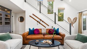 Een televisie, een open haard en videogames