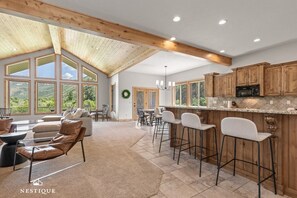 Tv, eldstad och böcker