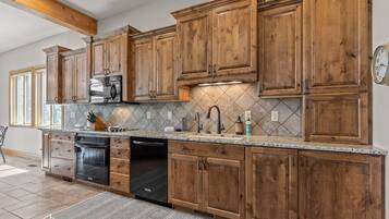 冰箱、微波炉、烤箱、炉灶