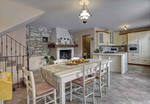 Dining - Villa with pool and barbecue (Savičenta)