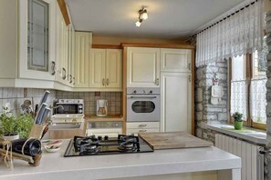 冷蔵庫、電子レンジ、オーブン、コンロ