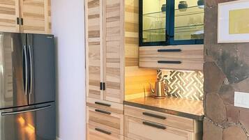 Kjøleskap, ovn, kokeplater og oppvaskmaskin