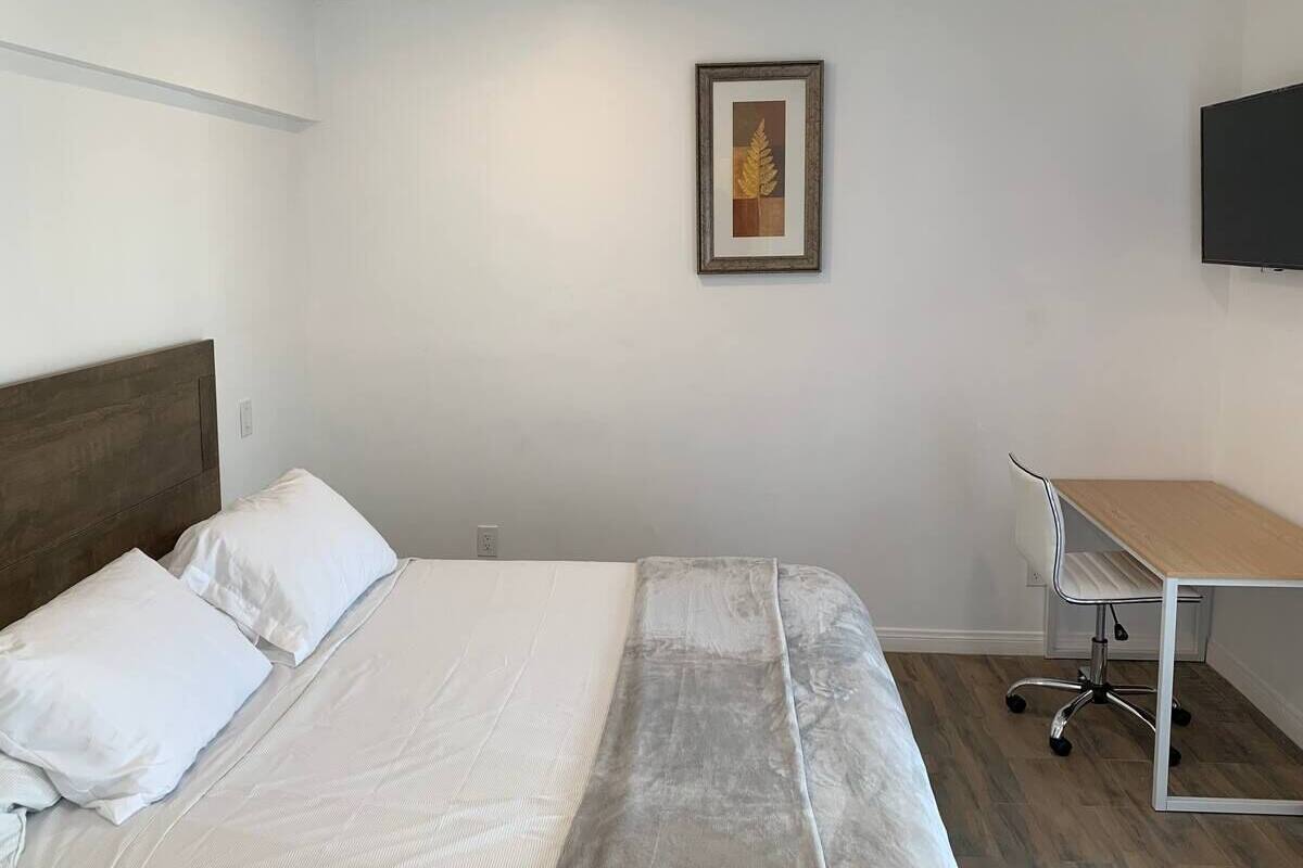 Escritorio, espacio para trabajar con laptop y wifi gratis