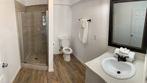 Bathroom - Pine Ave Inn (Long Beach)