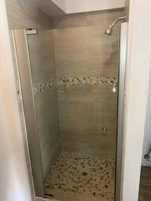 Shower, towels - Pine Ave Inn (Long Beach)