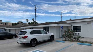 Front of property - Pine Ave Inn (Long Beach)