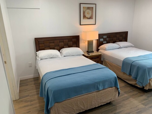 Desk, laptop workspace, free WiFi, bed sheets - Pine Ave Inn (Long Beach)