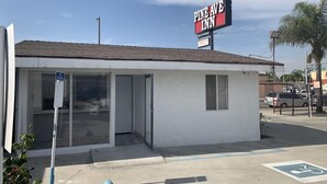 Exterior - Pine Ave Inn (Long Beach)