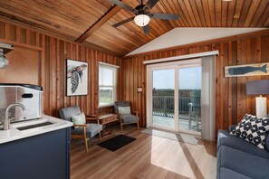 L’intérieur d’une cabine comprend un coin cuisine, un espace salon et un balcon avec vue.