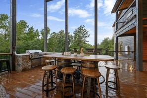 Outdoor dining - Stallion | ATV Trail Access | Sleeps 40 | Creekside | Gameroom & Playset (Broken Bow)