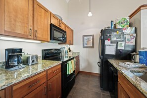 Coffee/tea maker, fridge, microwave, oven - Saddleback - Black Gnat Condo #12 (Sandy River Plantation)
