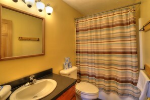 Ensemble douche/baignoire, sĂšche-cheveux, serviettes fournies