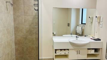 Suite estudio clásica, 1 cama de matrimonio grande | Baño | Artículos de higiene personal gratuitos, secador de pelo y toallas