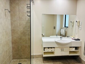 Classic Studio Suite, 1 King Bed | Bathroom | Free toiletries, hair dryer, towels