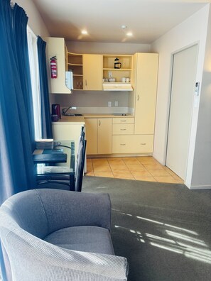 مكتب ومساحة عمل للكمبيوتر المحمول ومكواة/لوح كي وواي فاي مجانًا