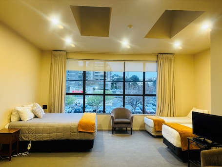 1 habitación, escritorio y espacio para trabajar con laptop