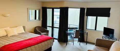 Executive Studio, 1 King Bed with Sofa bed