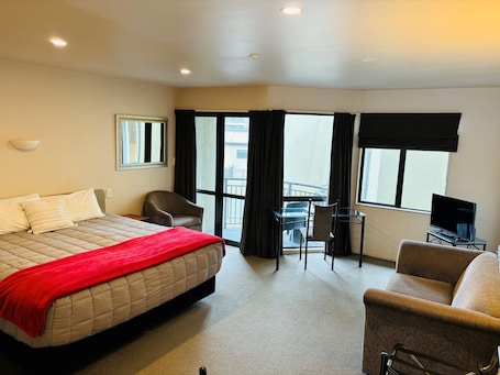 Escritorio y espacio para trabajar con laptop . Southgate Motor Inn