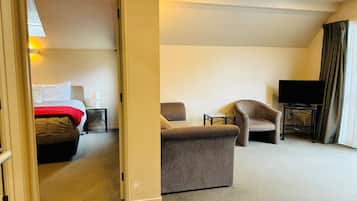 Apartamento clássico, 1 cama King e sofá-cama | Escrivaninha, espaço de trabalho para notebook