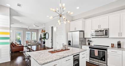 Stylist Townhome, 2 Miles to Downtown, Rooftop Lounge With Fire pit + Game Room!