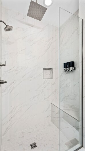 Douche, sèche-cheveux, serviettes fournies, savon