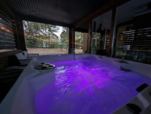 Outdoor spa tub - Luxe | Hot Tub | Firepit | Heat Floors | EV | Walk2Matthews (Matthews)