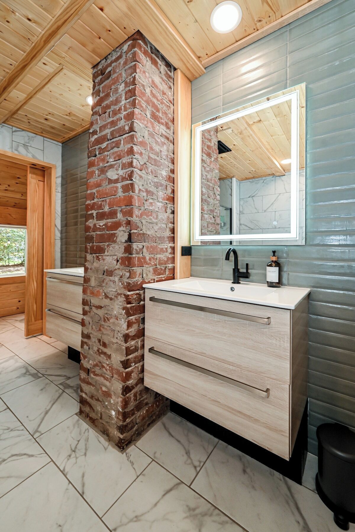 Een douche, een haardroger, een bidet, handdoeken