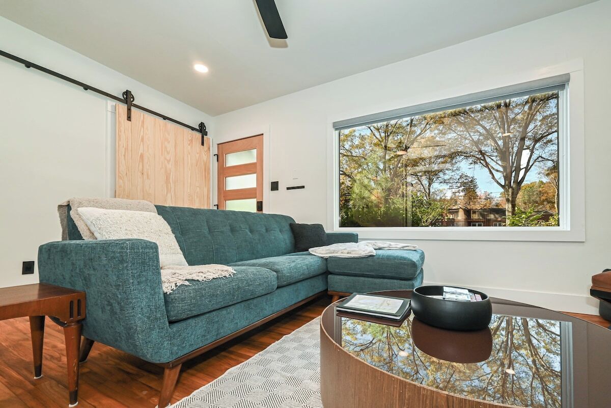 Smart TV, fireplace, stereo