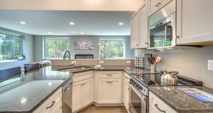 Walk to Lake Superior & Beach: Modern Retreat
