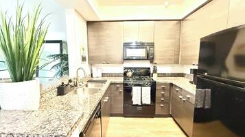 Geladeira, micro-ondas, fogão, cooktop