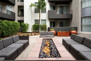 Terrace/patio - Sunnyside Up! Gorgeous Pool View with Balcony (Marina del Rey)