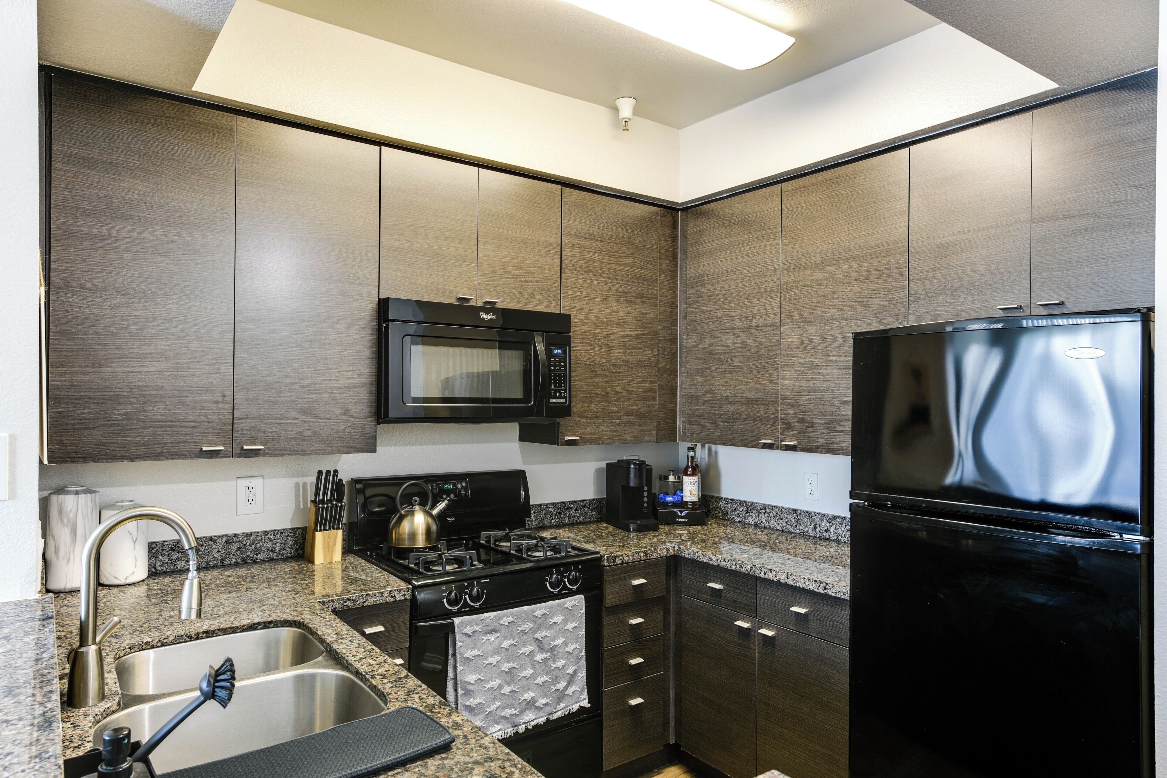 Refrigerador, microondas, horno y parrilla de estufa 