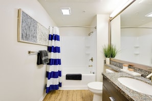 Hair dryer, towels, soap, shampoo - Sunnyside Up! Gorgeous Pool View with Balcony (Marina del Rey)
