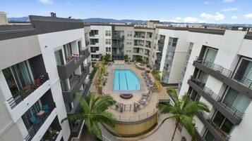 Una piscina al aire libre