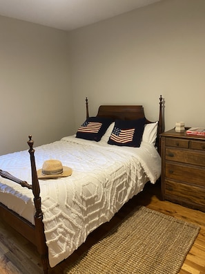 3 bedrooms, desk, iron/ironing board, travel cot