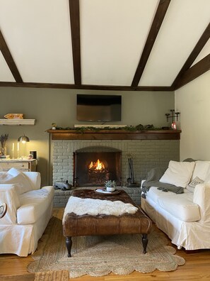 Smart TV, chimenea y libros
