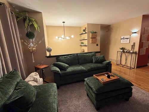 Great Lakes Getaway • 4 Min to Navy Base • Family-Friendly 2BR