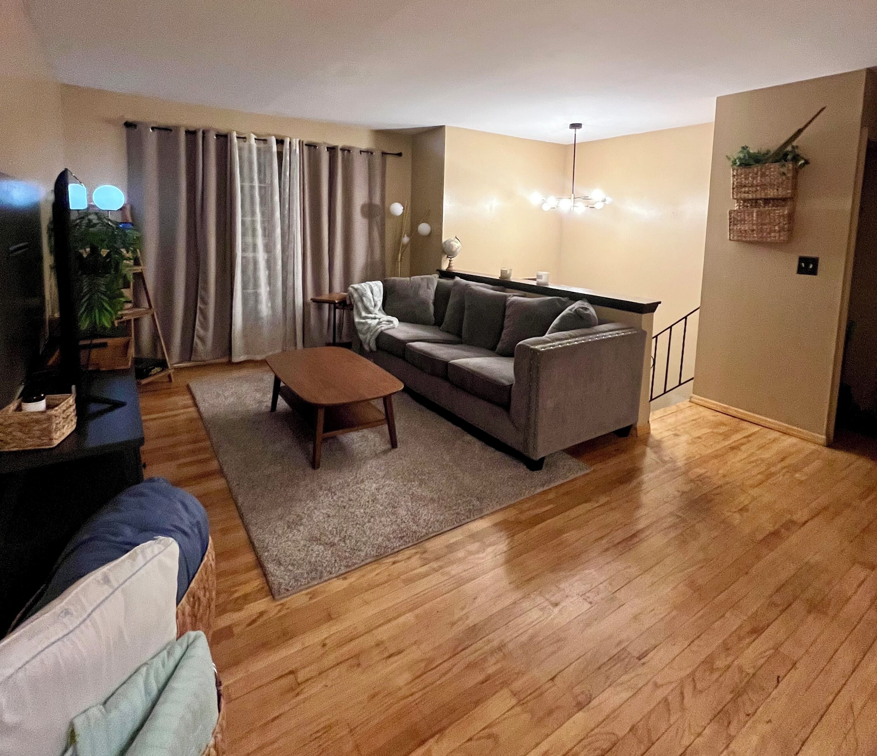 Smart TV, music library, video library, stereo