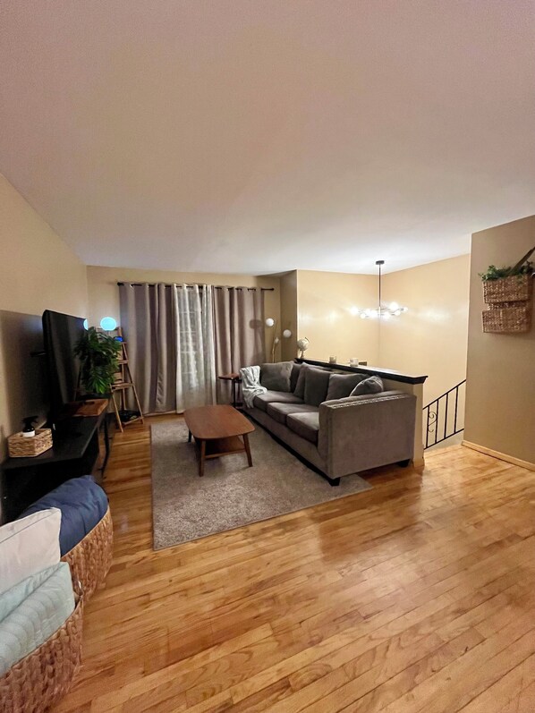 Smart TV, music library, video library, stereo