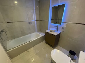 Apartment, 1 Bedroom, Accessible, Smoking | Bathroom amenities