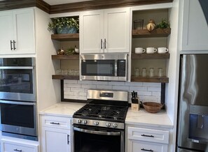 Refrigerador, microondas, horno y parrilla de estufa 