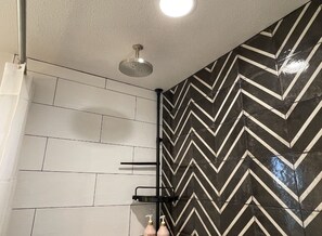 Douche, sèche-cheveux, serviettes fournies, savon
