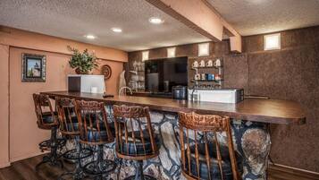 Condo, Multiple Beds, Balcony, Mountain View | Bar (on property)