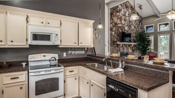 Condo, Berbilang Katil, Balcony, Mountain View | Dapur peribadi | Peti sejuk, ketuhar gelombang mikro, ketuhar, dapur