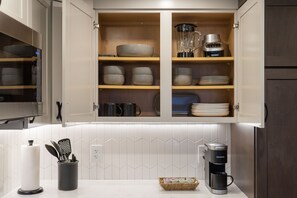 Batterie de cuisine, vaisselle et ustensiles