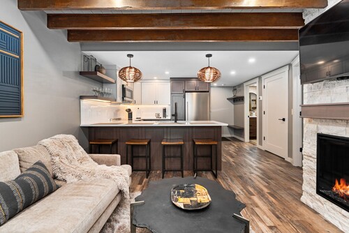 Elegant Duluth Suite / 15 min Drive to Access Canal Park / Easy, Close Parking!
